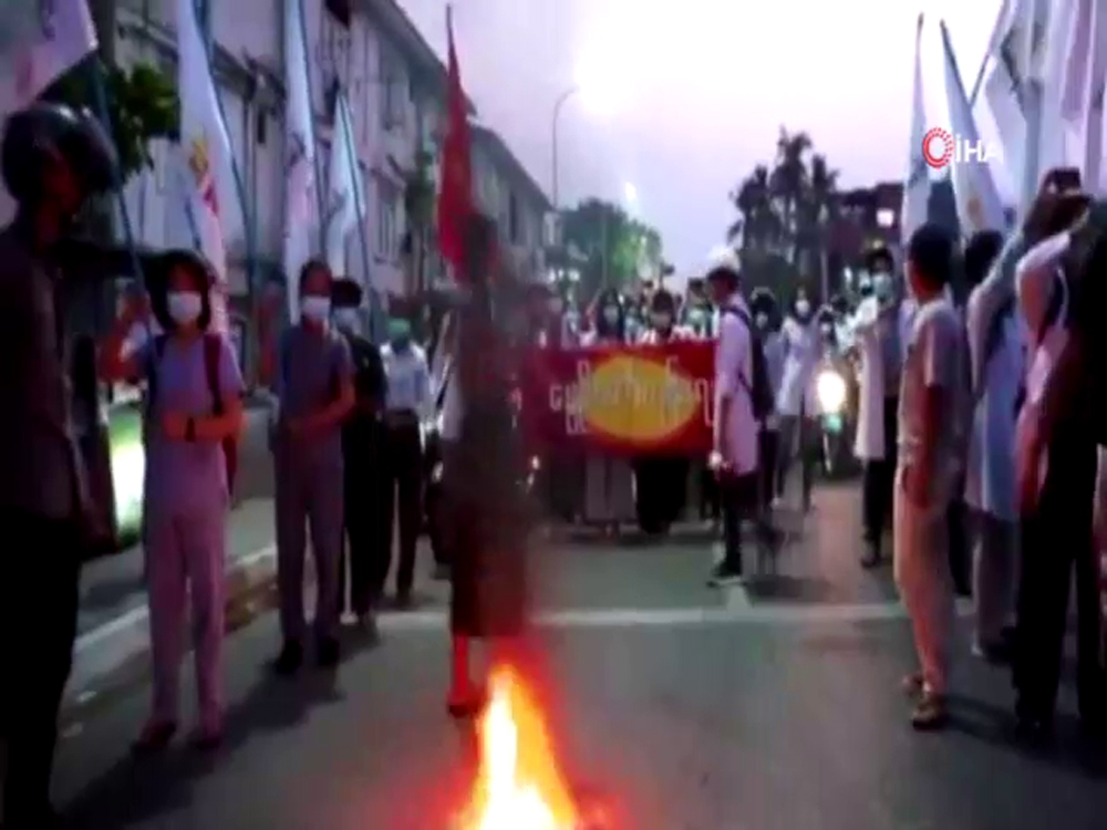 Myanmar’da darbe karşıtları ordunun hazırladığı 2008 anayasasını yaktı