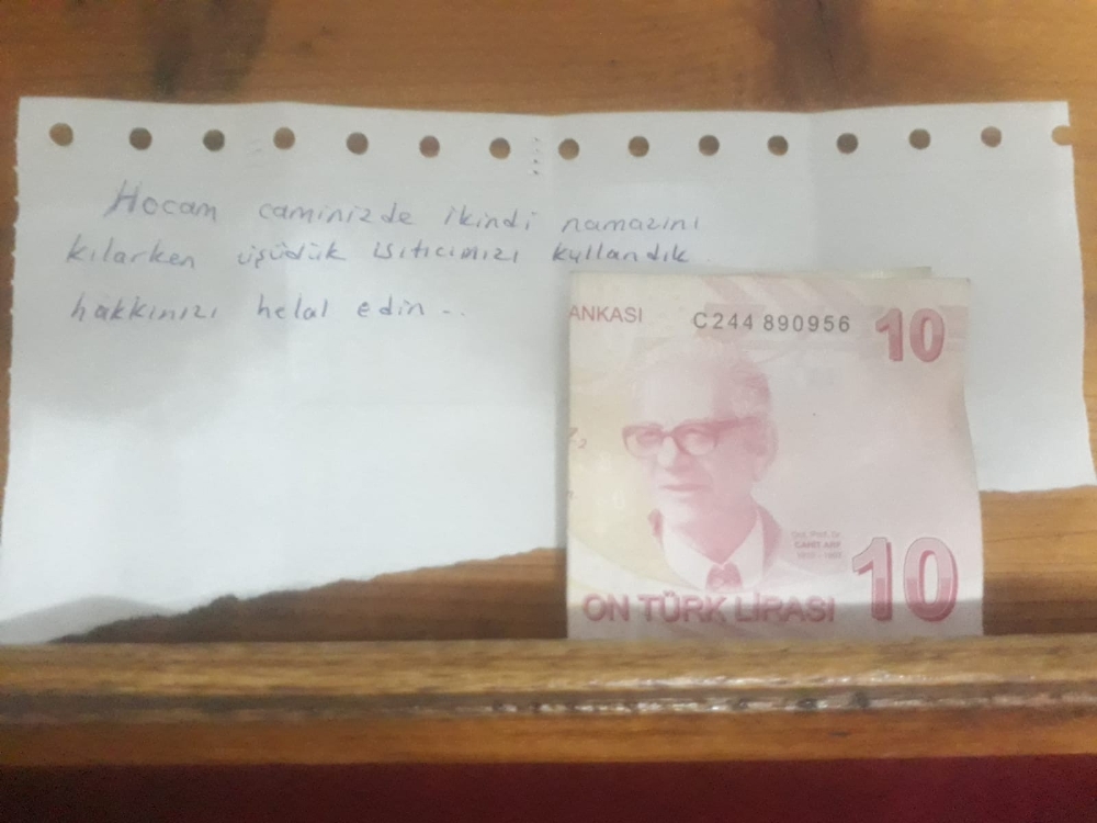 Namaz kılarken kullandığı elektrikli ısıtıcının parasını bıraktı