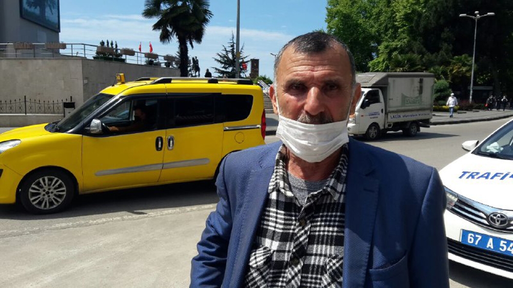 Namaz kılarken telefonunu kaptırdı
