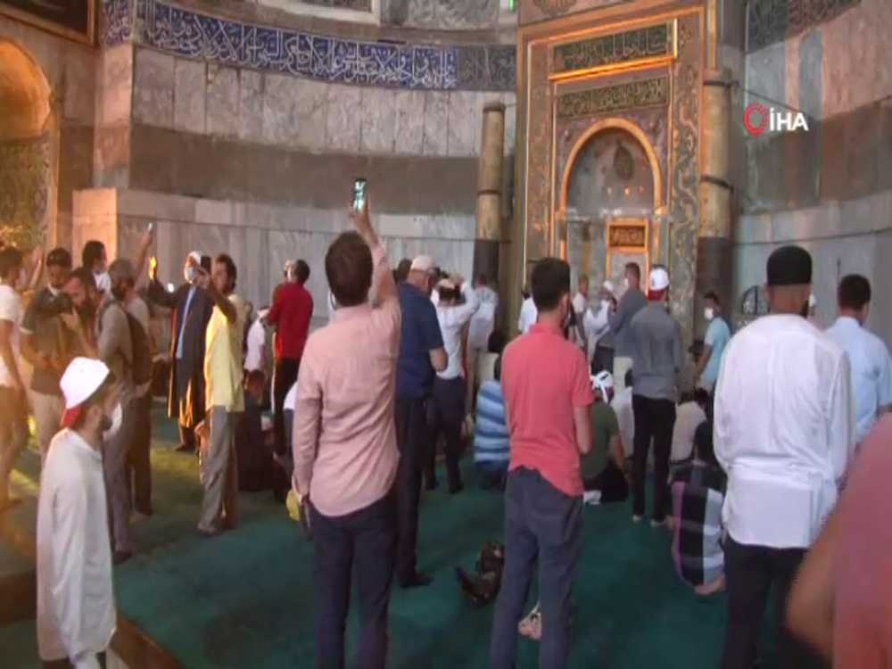 Namazın bitmesiyle vatandaşlar kısım kısım Ayasofya Camii’ne alındı