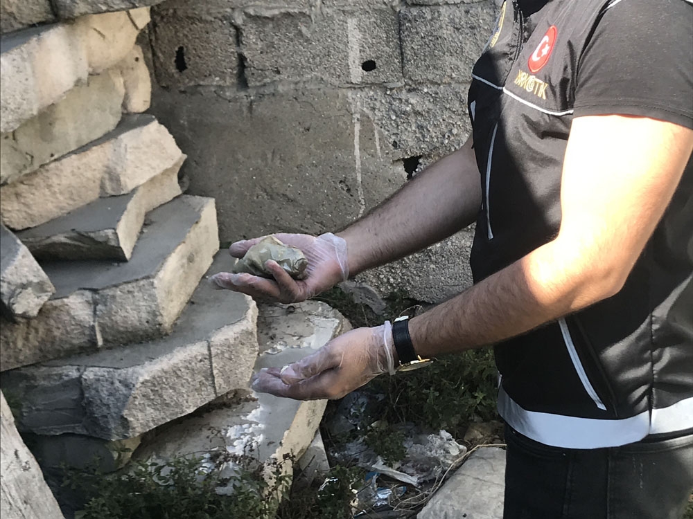 Narkotimler mezarlıkta uyuşturucu madde aradı