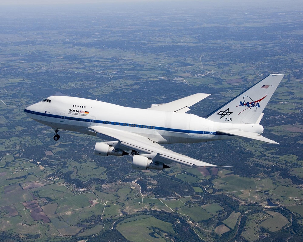 NASA, Ay’ın güneşli yüzeyinde su keşfettiğini duyurdu