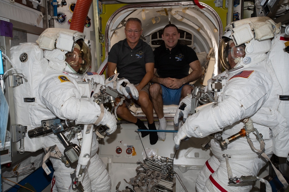 NASA’ya bağlı astronotlardan uzay yürüyüşü