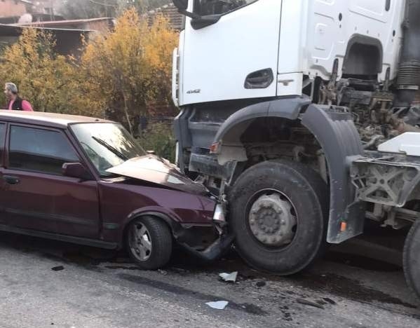 Nazillide Beton Mikseri İle Otomobil Kafa Kafaya Çarpıştı: 1 Yaralı