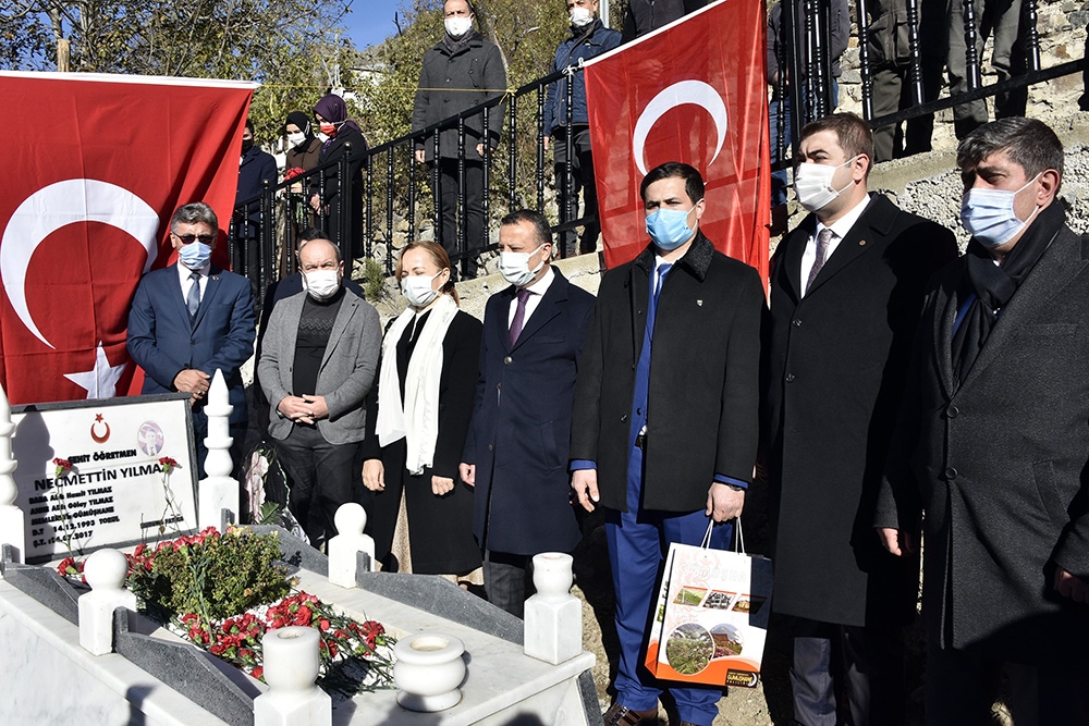 Necmettin öğretmenin kabrinde 24 Kasım 4. kez buruk geçti
