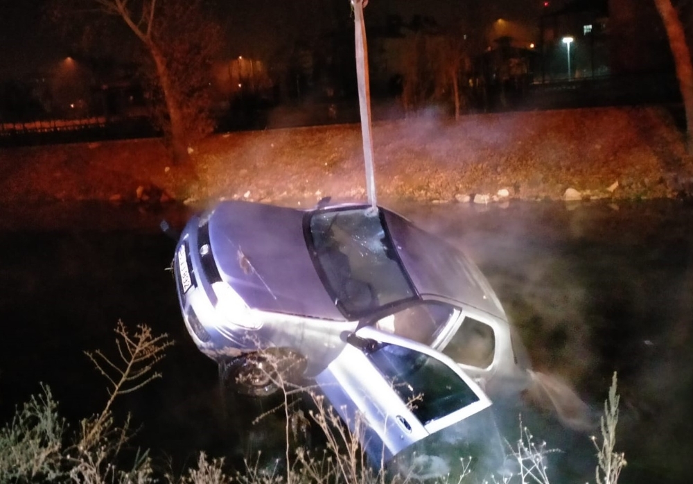 Nehre düşen otomobilden son anda kurtarıldı