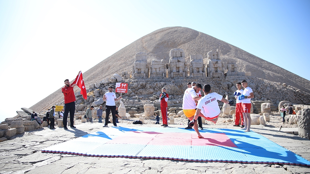 Nemrut’un zirvesinde kick boks gösterisi