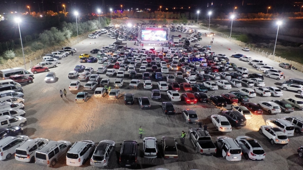 Nevşehir’de yüzlerce araç “Arabalı Sinema Günleri” nde buluştu