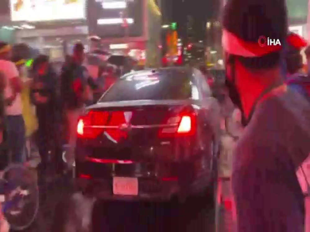 New York’ta bir kişi aracını protestocuların üzerine sürdü
