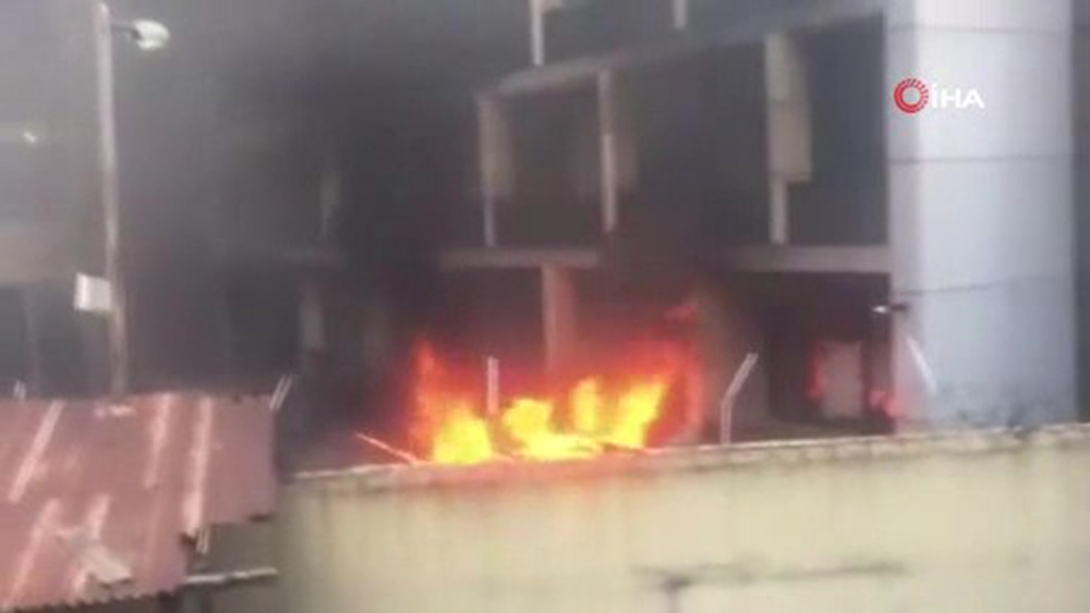 Nijerya’da devam eden protestolarda otobüs terminali ve binalar ateşe verildi