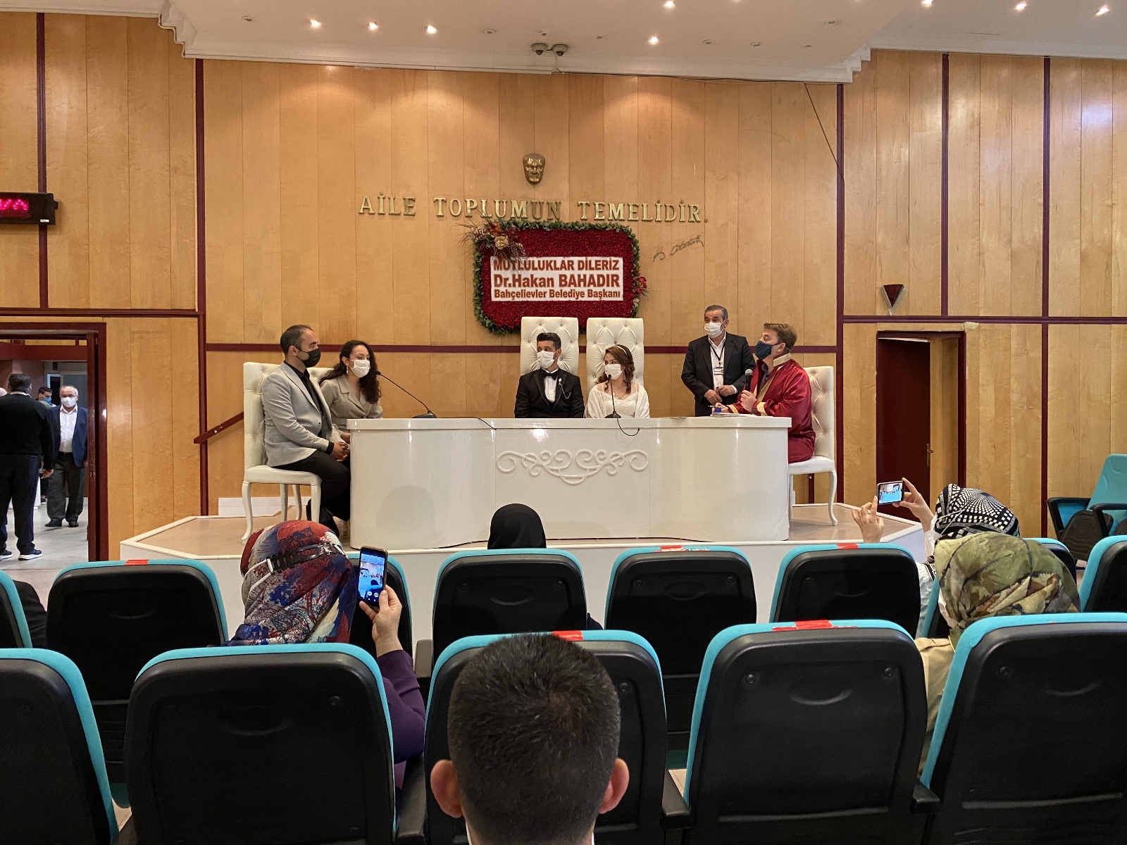 Nikahlar, davetliler huzurunda kıyılmaya başlandı