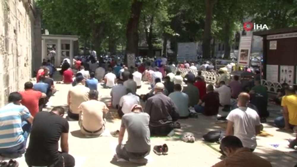Normalleşme sonrası Sultanahmet Camii’nde üçüncü cuma