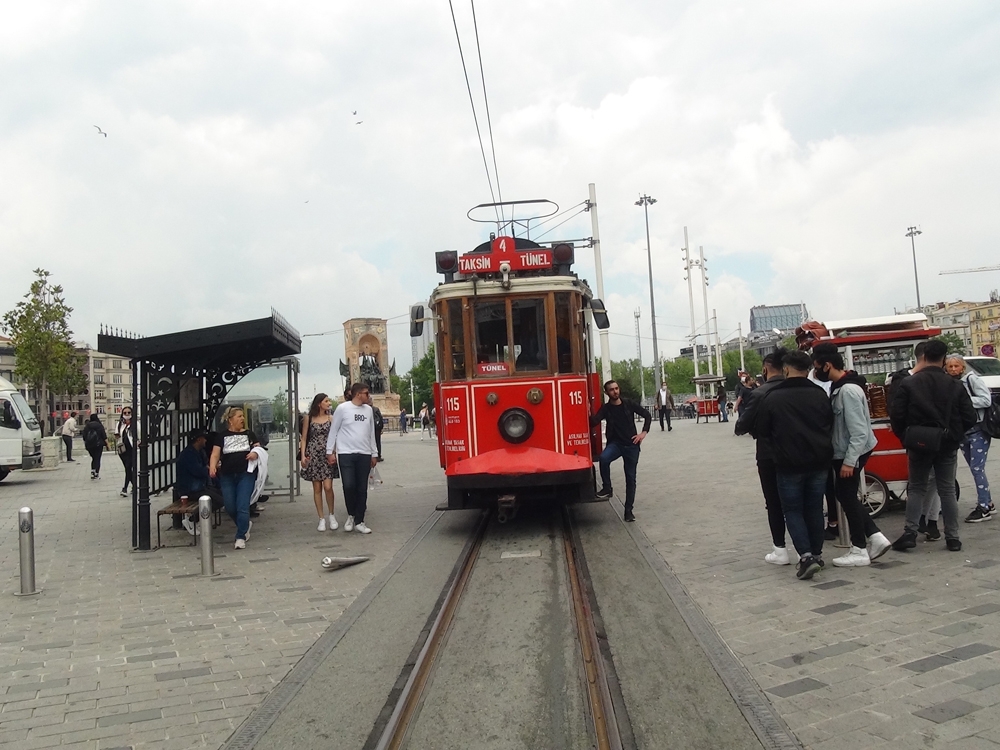 Nostajlik tramvay 2 ay aradan sonra İstiklal Caddesi’nde seferlere başladı