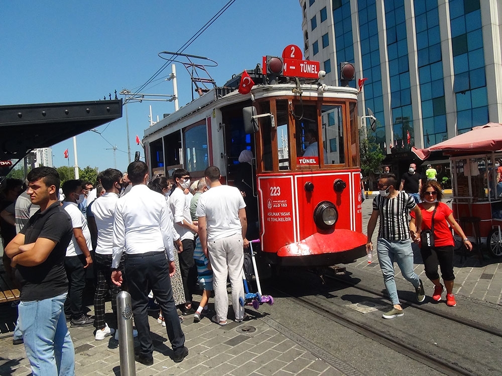 Nostaljik tramvayda izdiham oluştu, sosyal mesafe hiçe sayıldı