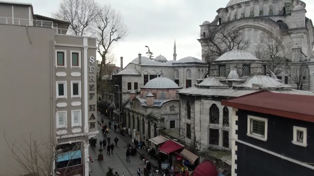 Nuruosmaniye Camisi’nin duvarında is oluşturan iş yerine ceza