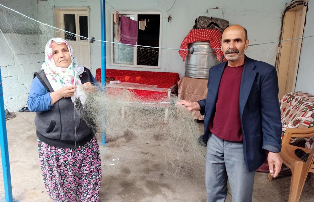 O ağları örüyor kocası balık avlıyor
