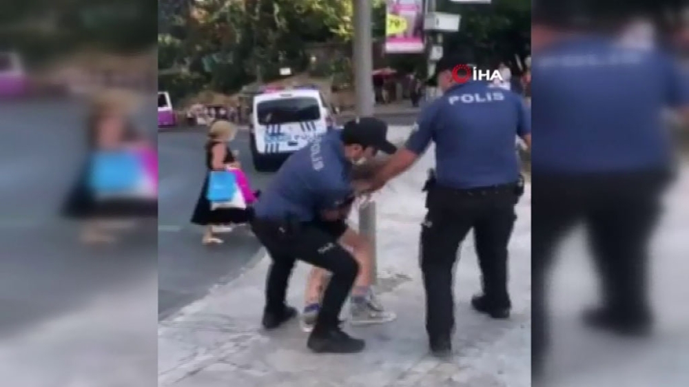 O iki polis görevden uzaklaştırıldı