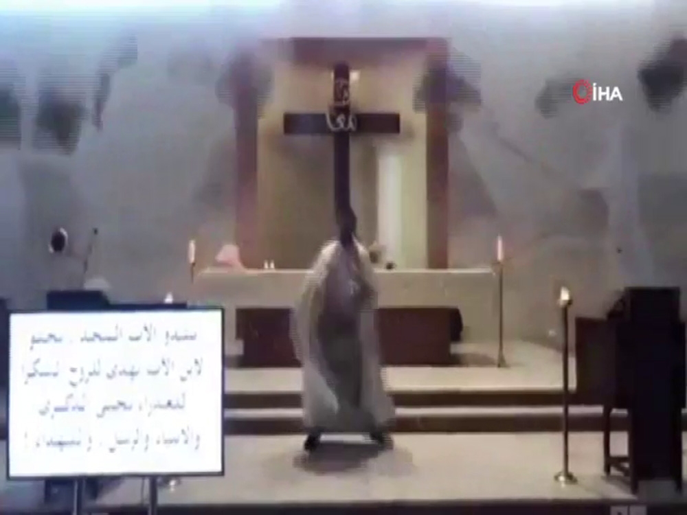 O patlamada kilisede ayin yapan papazın kaçış anı kamerada