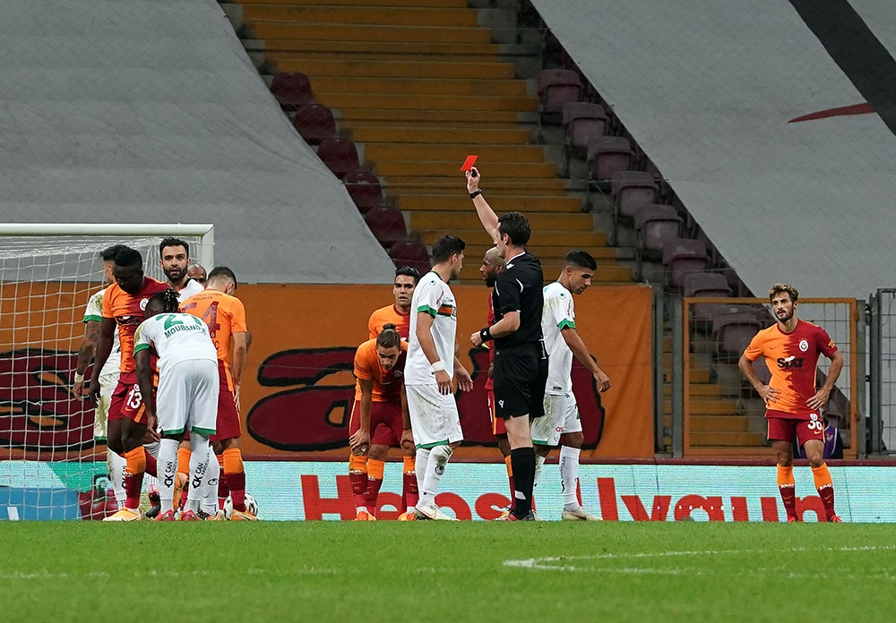 Oghenekaro Etebo kırmızı kart gördü
