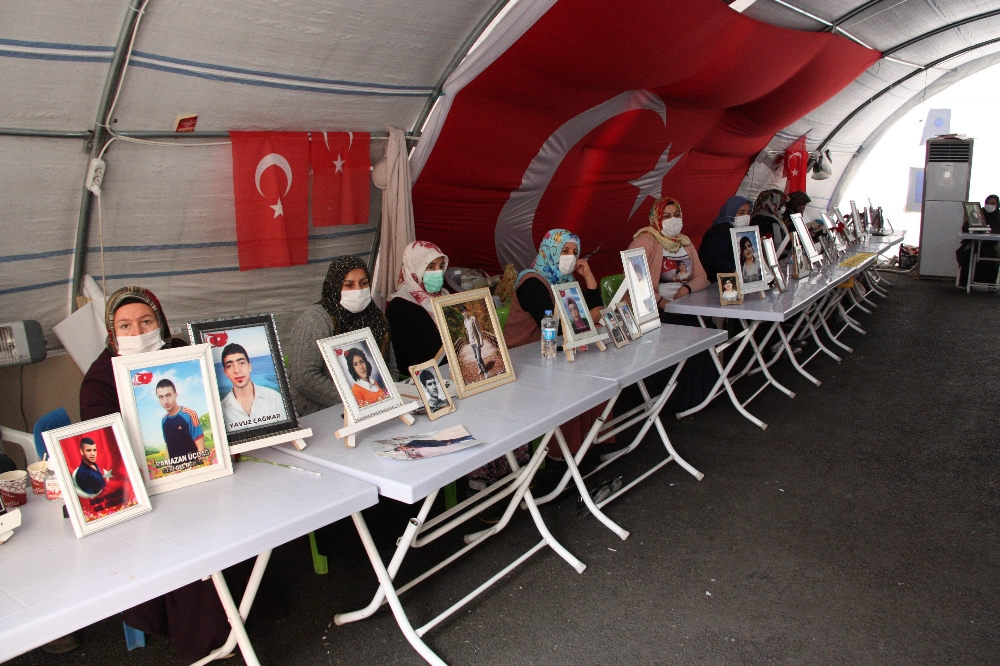 Oğlunu askere gönderecek olan acılı anne dağdaki kızına kardeş katili olma çağrısı yaptı