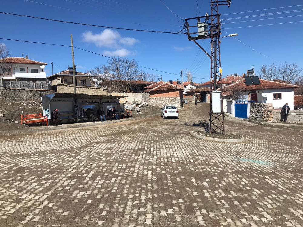 Oğluyla kavga eden iki öğrenciyi öldürdü