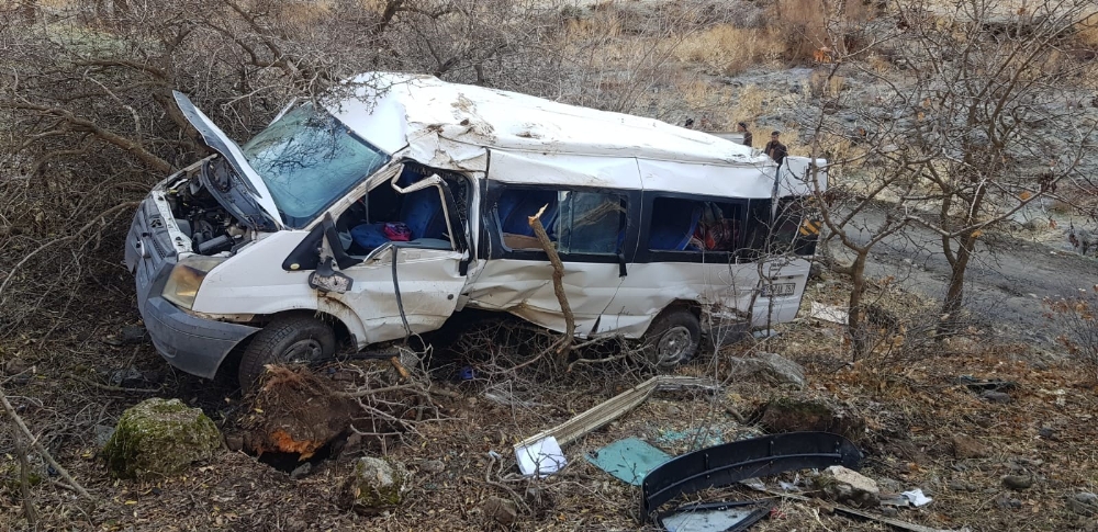 Öğrenci Servisi Şarampole Yuvarlandı: 2 Ölü, Çok Sayıda Yaralı