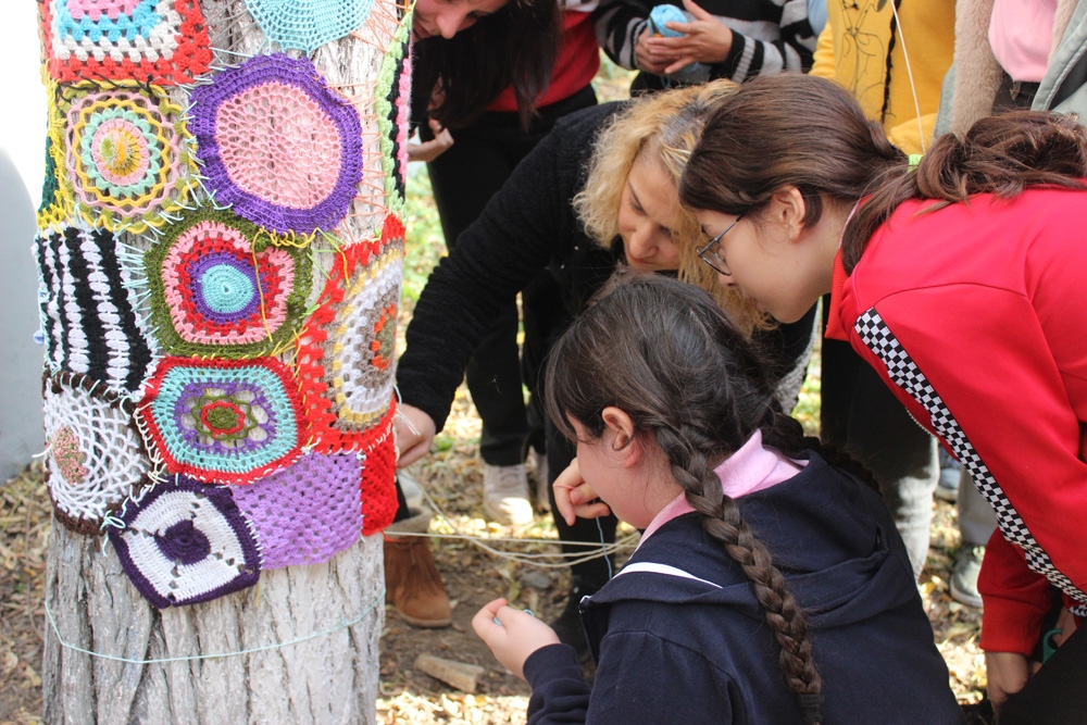 Öğrenciler el örgüleriyle ağaçları giydirdi