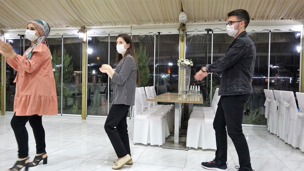 Öğrenciler sosyal mesafeli halayla eğlendiler
