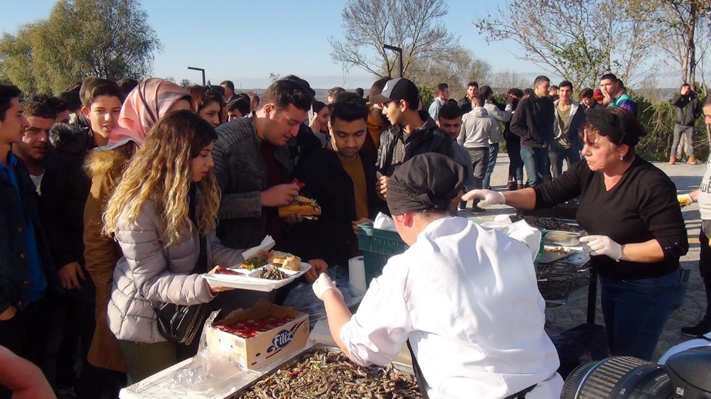 Öğrenciler Ton Hamsi Tüketti