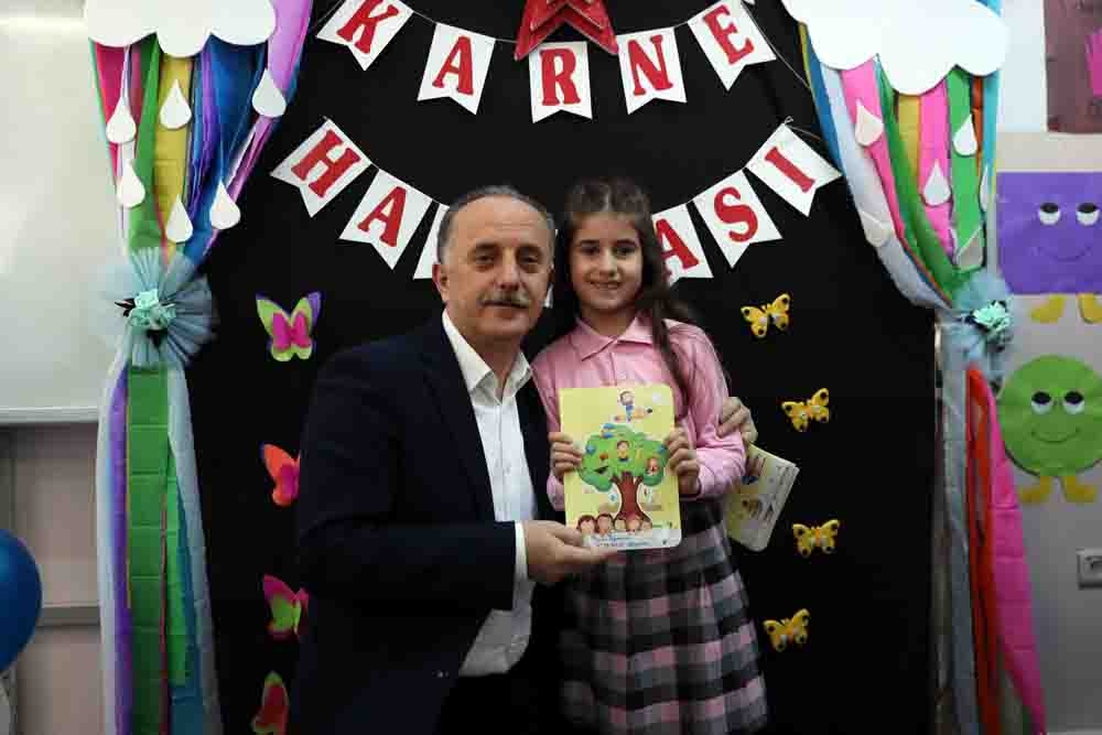 Öğrencilere karne, öğretmenlere gül