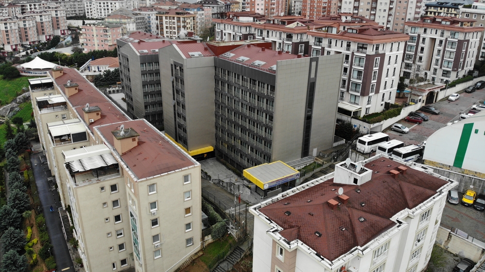 Öğrencilerin karantinaya alındığı yurt önünde sessizlik hakim
