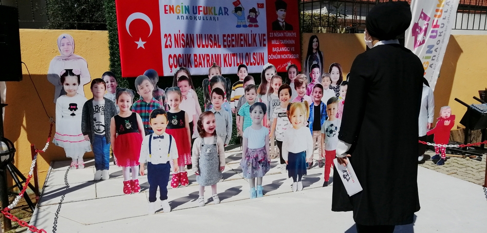 Öğrencilerin maketleriyle okul bahçesinde 23 Nisan kutlaması
