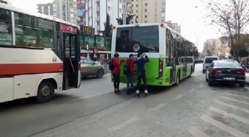 Öğrencilerin tehlikeli yolculuğu görenleri hayrete düşürdü