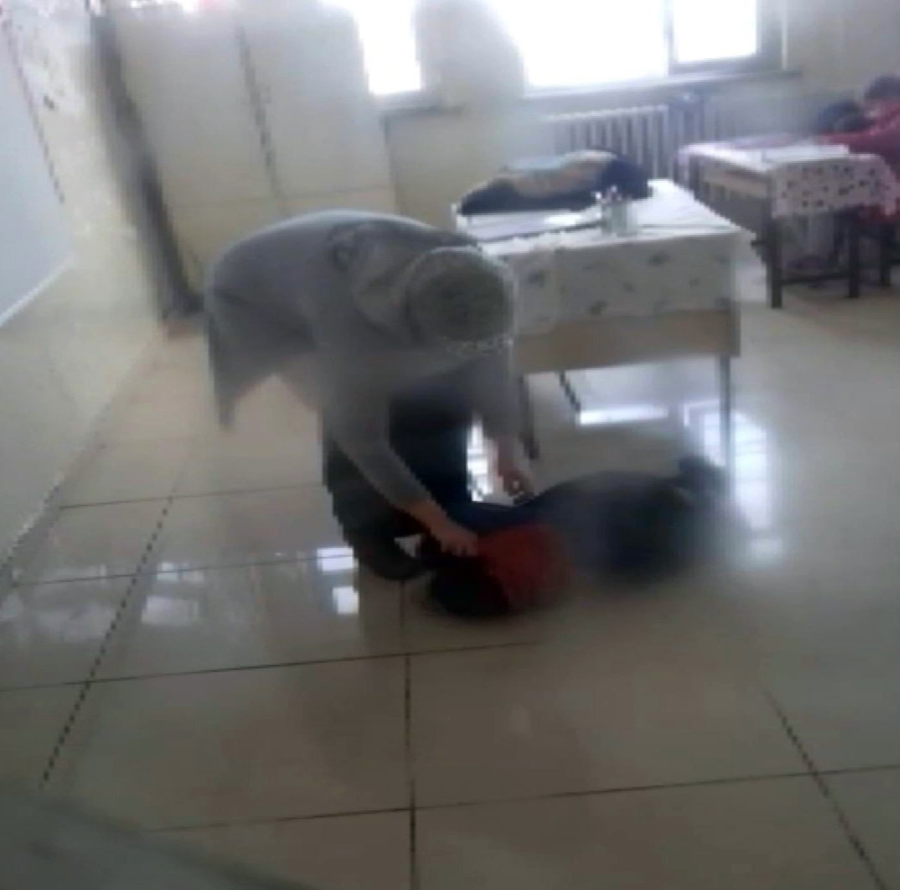 Öğrenciyi tokatlayıp yerde sürükledi
