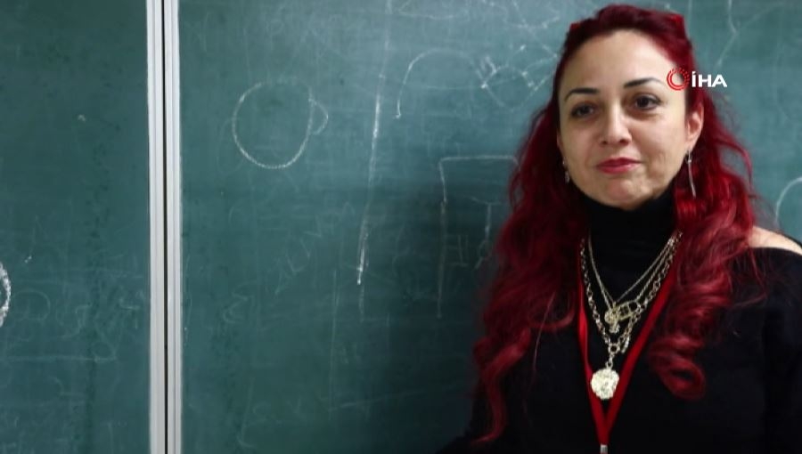 Öğretim üyesi Aylin Sözer’in öğrencileriyle beraber çekilen görüntüleri ortaya çıktı