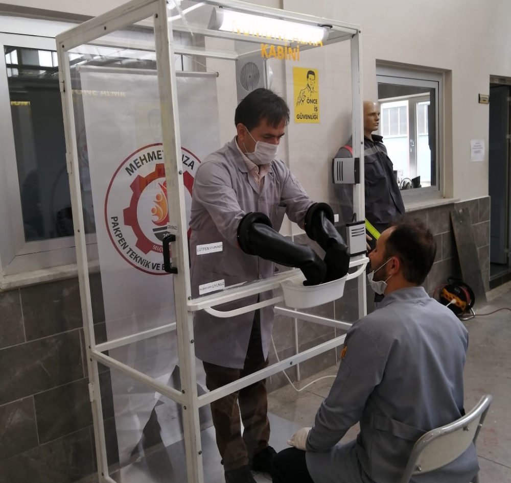 Öğretmenler sağlıkçılar için “izole numune alma ünitesi” üretti