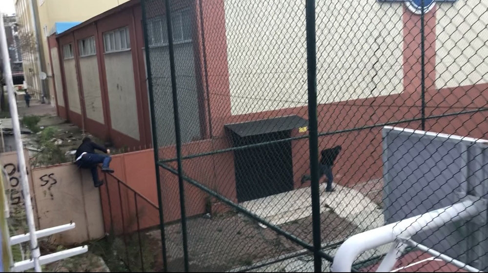 Okey masasında basıldılar ikinci kattan atlayıp düz duvara tırmandılar
