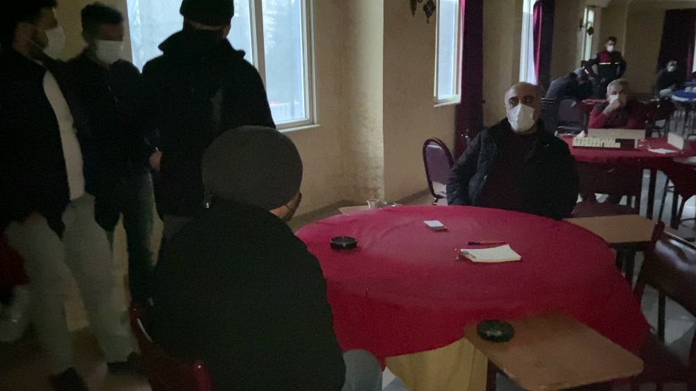 Okey masasında yakalandı, camdan atlayarak kaçtı