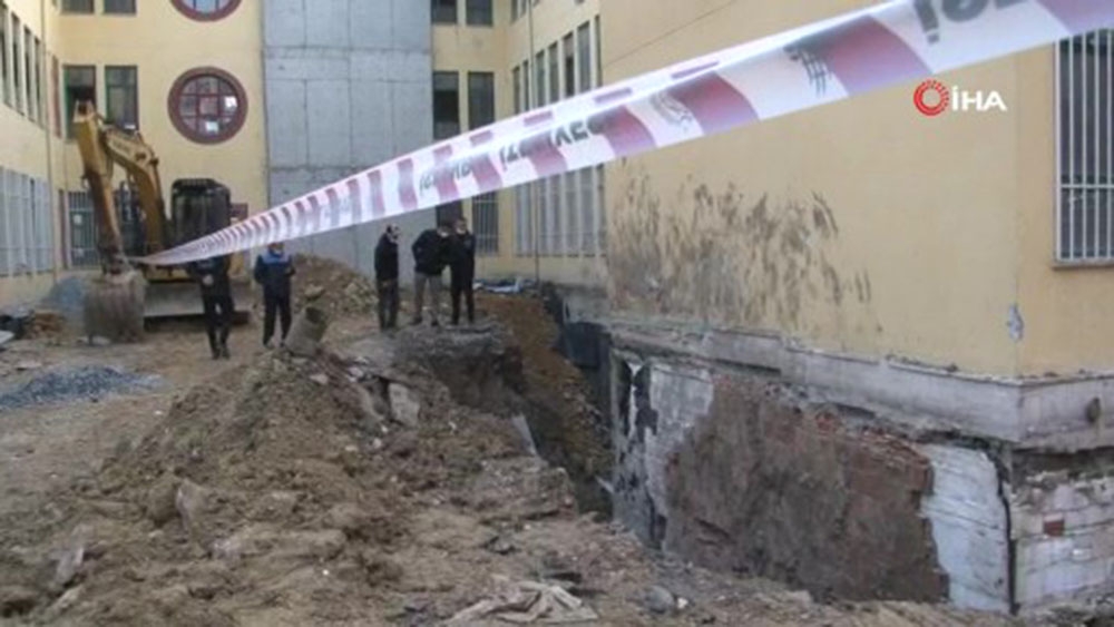 Okul güçlendirme çalışmasında göçük: Toprak altında kalan işçiyi itfaiye kurtardı