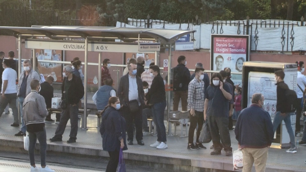 Okulların açılmasıyla İstanbul’da trafik yoğunluğu yaşandı