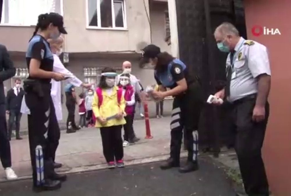 Okulun ilk gününde minik öğrenciler renkli görüntüler oluşturdu