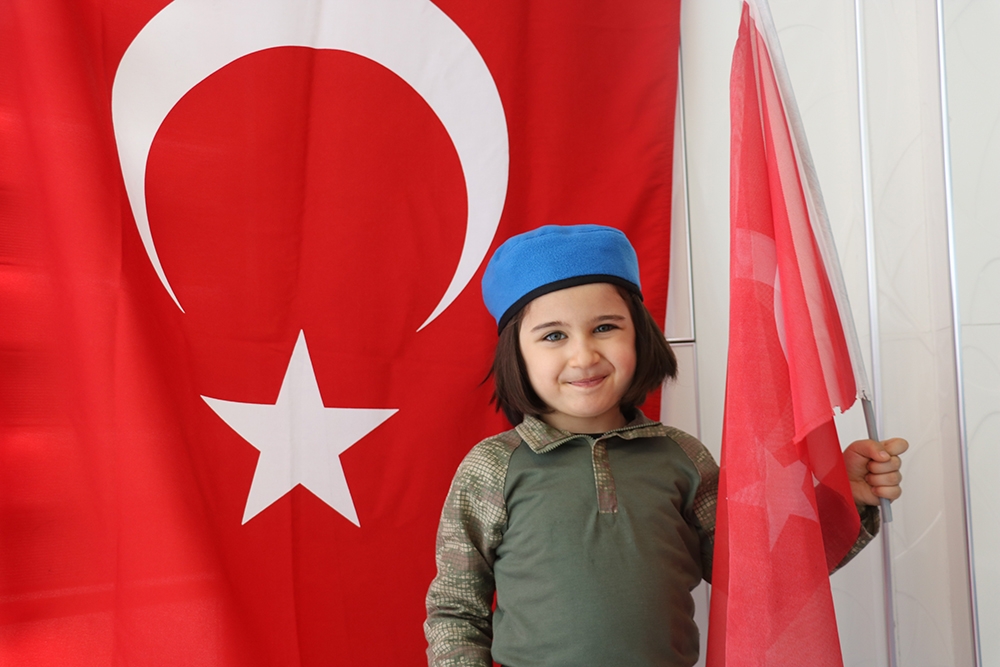 Okuma yazma bilmeyen 4 yaşındaki Sena İstiklal Marşı’nı ezbere okuyor