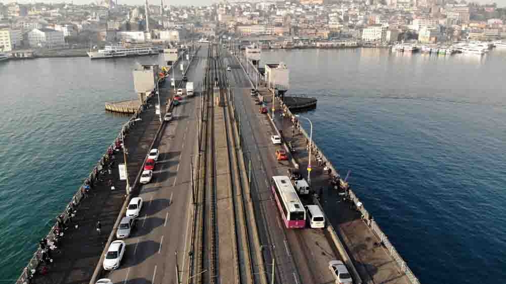 Olta balıkçıları korona virüse rağmen Tarihi Galata Köprüsü’nde