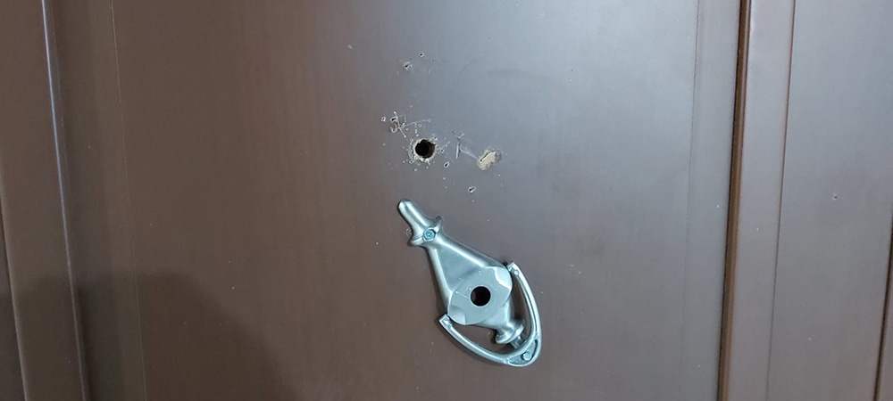 Ölüm tehditleri aldıkları komşusu nedeniyle 25 senelik evlerinden taşınıyorlar