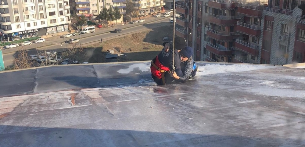 Ölümden yağmur suyu oluğu kurtardı