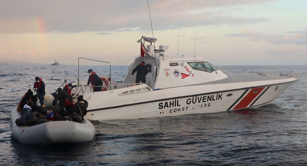 Ölüme terk edilen göçmenler sahil güvenlik tarafından kurtarıldı