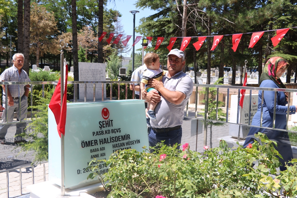 Ömer Halisdemir’in mezarı ziyaretçilerini ağırlıyor