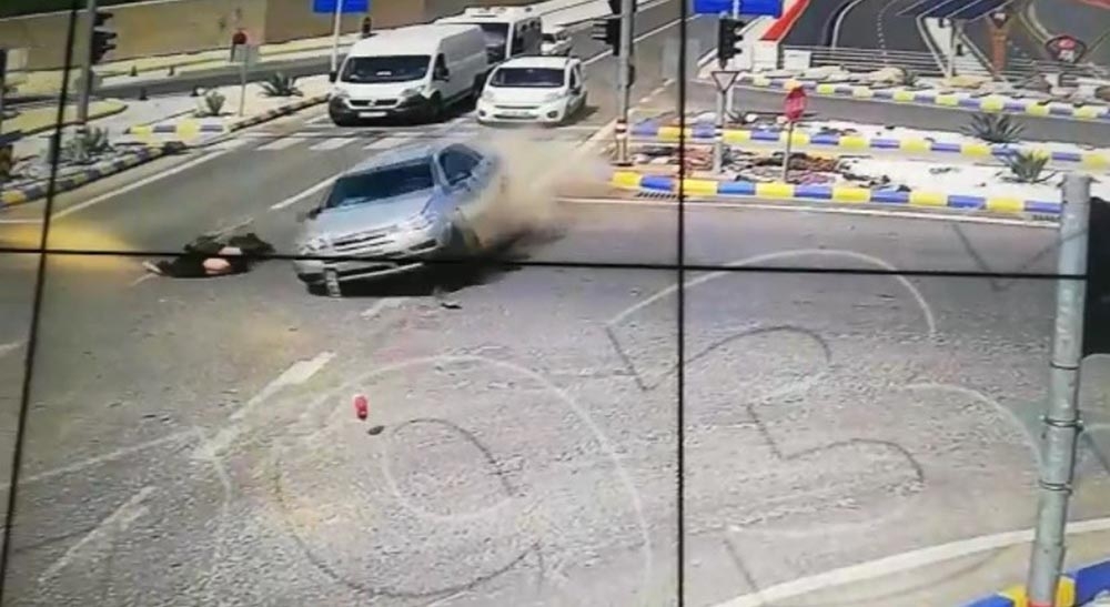Omobilin çarptığı yaya metrelerce savruldu: Feci kaza kamerada
