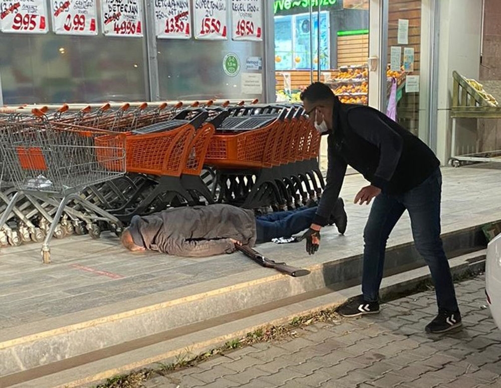 Önce boşanma aşamasındaki eşini, sonra kendini vurdu