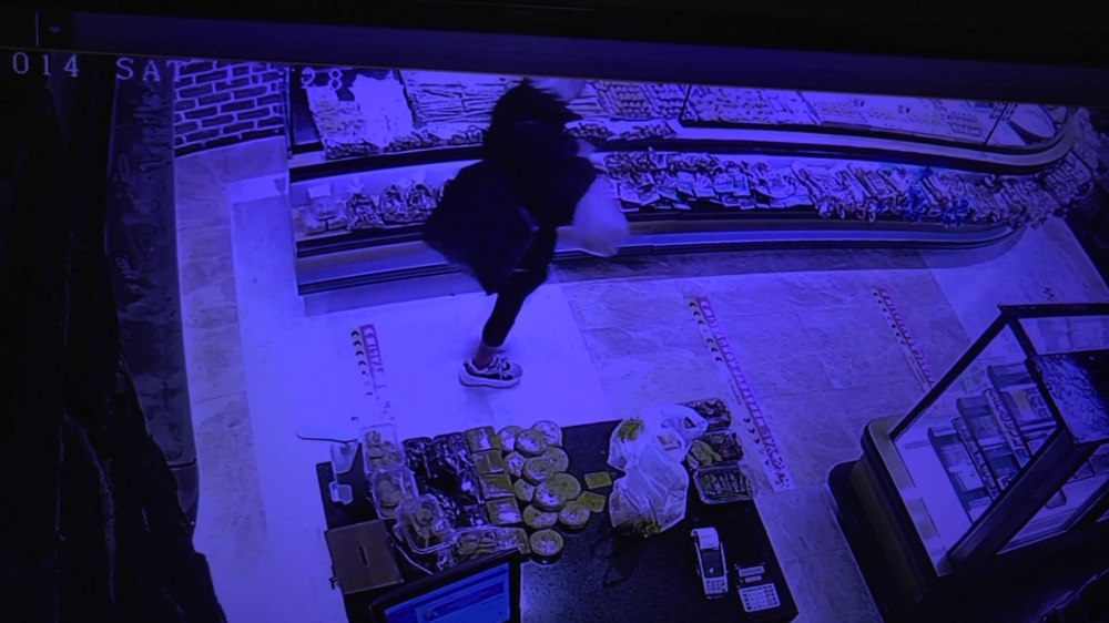 Önce ellerine dezenfektan sıktı, sonra sadaka kutusunu çaldı